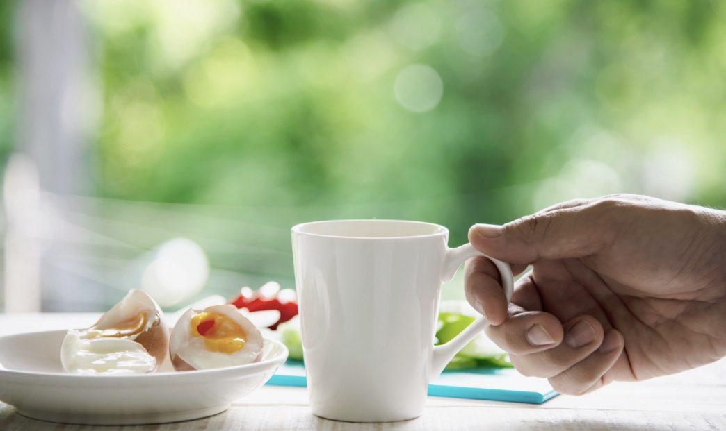 The 20-Minute Caffeine Delay: How Timing Your First Cup Eliminates the Mid-Morning Crash